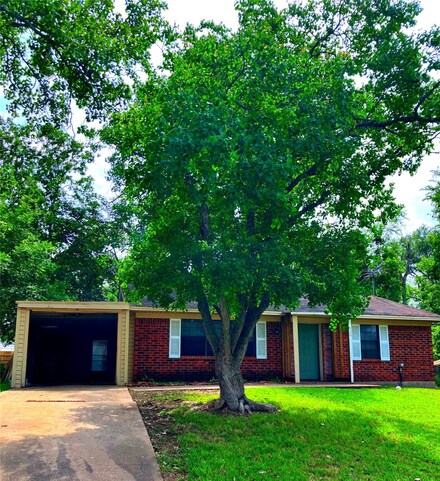 1207 West Cir, Brenham, TX 77833