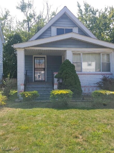 13820 North Dr, Garfield Heights, OH 44105