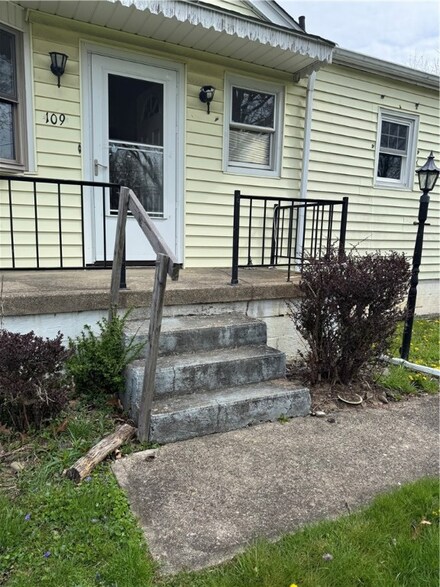 109 Ivans Ln, Tarentum, PA 15084