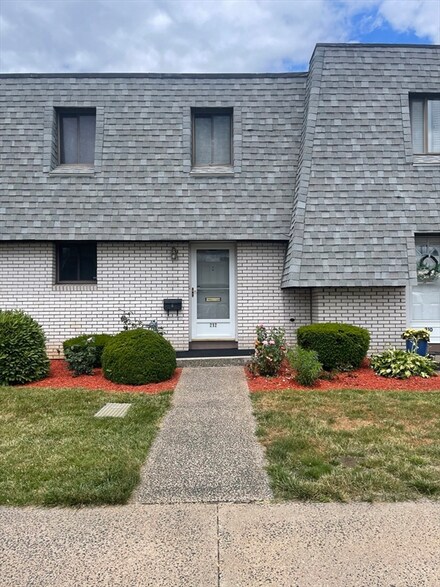 212 Beekman Dr, Agawam, MA 01001