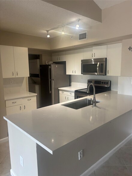 2640 S University Dr Unit 305, Davie, FL 33328