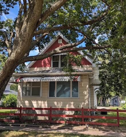 411 Argyle St, Waterloo, IA 50703