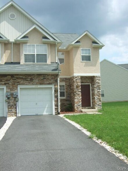 215 Maple Ct, Alburtis, PA 18011