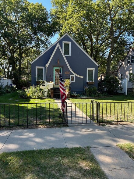 207 W 11th Ave, Mitchell, SD 57301