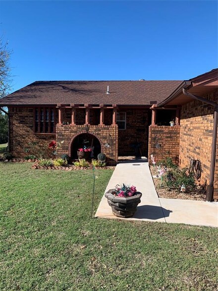 102 Sugar Creek Dr, Binger, OK 73009