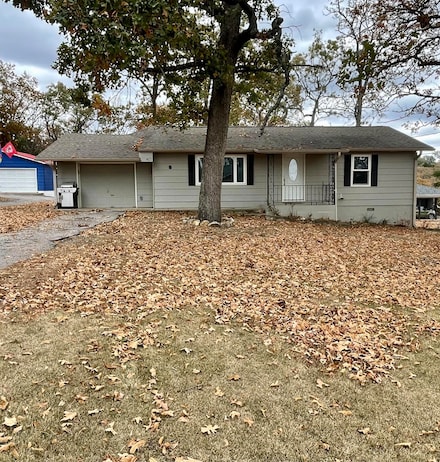 8 Golden Dr, Kimberling City, MO 65686
