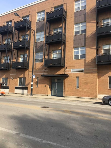 2915 N Clybourn Ave Unit 215, Chicago, IL 60618