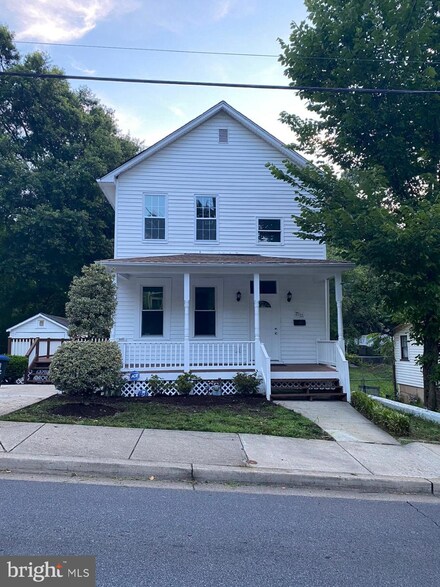 4226 34th St, Mount Rainier, MD 20712