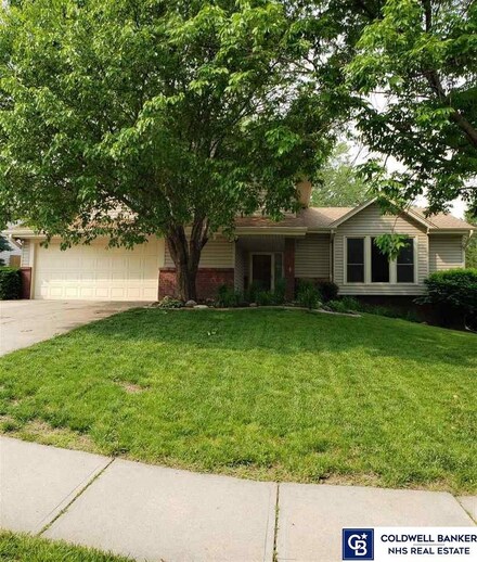 804 Oak Ridge Rd, Papillion, NE 68046