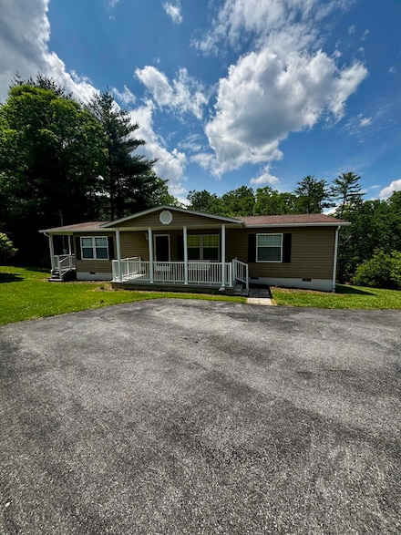 186 Honeysuckle Ln, Lewisburg, WV 24901