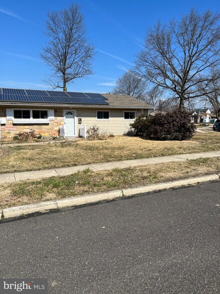 75 Indian Park Rd, Levittown, PA 19057