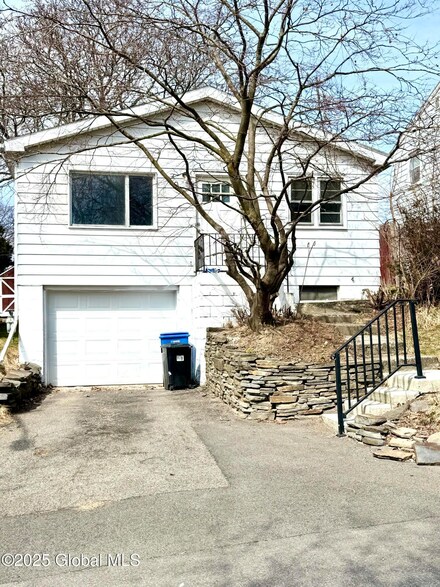 44 Winnie St, Albany, NY 12208