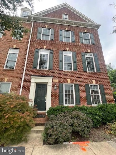 910 W Glebe Rd, Alexandria, VA 22305