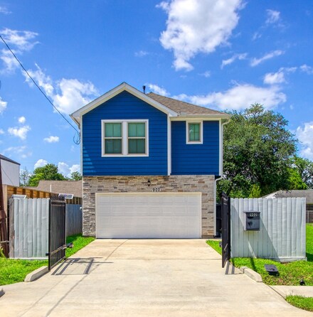 902 Lucky St, Houston, TX 77088