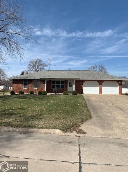 306 2nd St, Houghton, IA 52631