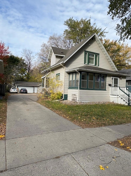 1012 12th St N, Fargo, ND 58102