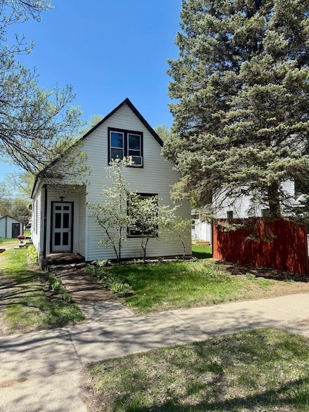 713 7th St NE, Little Falls, MN 56345