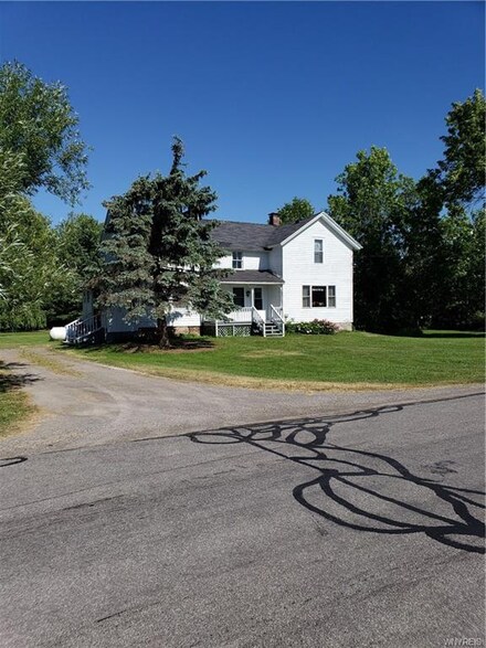 6173 Mann Rd, Akron, NY 14001
