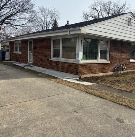 9817 S Maplewood Ave, Evergreen Park, IL 60805