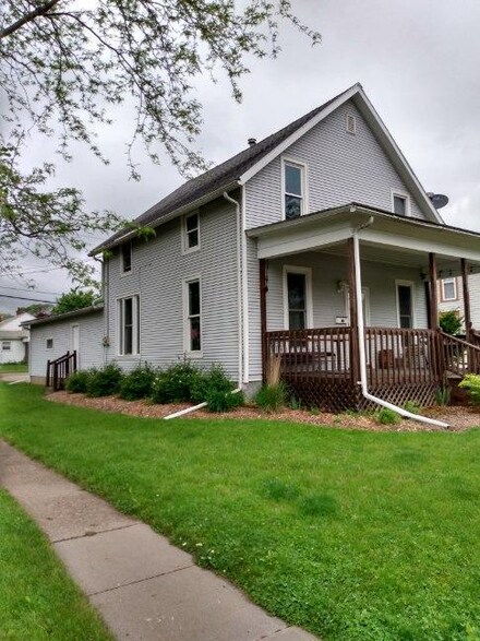 824 2nd St, Columbus Junction, IA 52738
