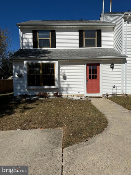 15 Hewitt Ln, Sicklerville, NJ 08081