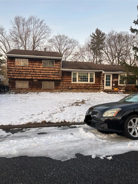 11 Berry Ln, Centereach, NY 11720