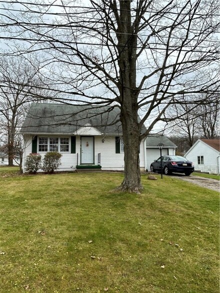 654 Lyle Dr, Hermitage, PA 16148