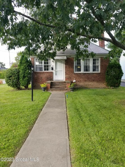 25 Fordham Ct, Albany, NY 12209