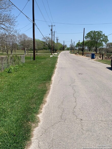 8065 W Dixon Rd, Somerset, TX 78069