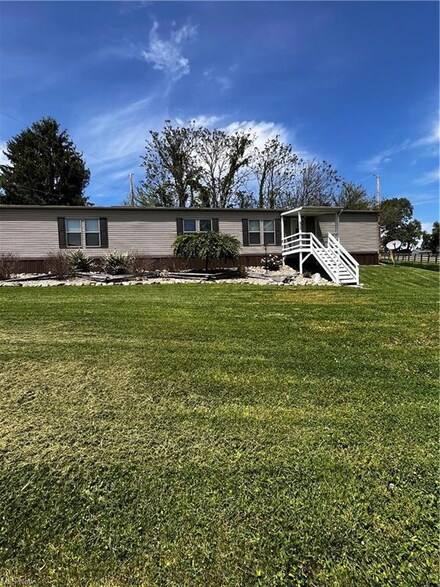 425 S Pleasant Grove Cir, Zanesville, OH 43701