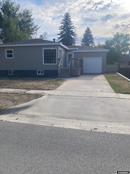 807 11th St, Rawlins, WY 82301