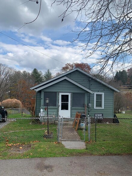 313 Selden St, Crab Orchard, WV 25827