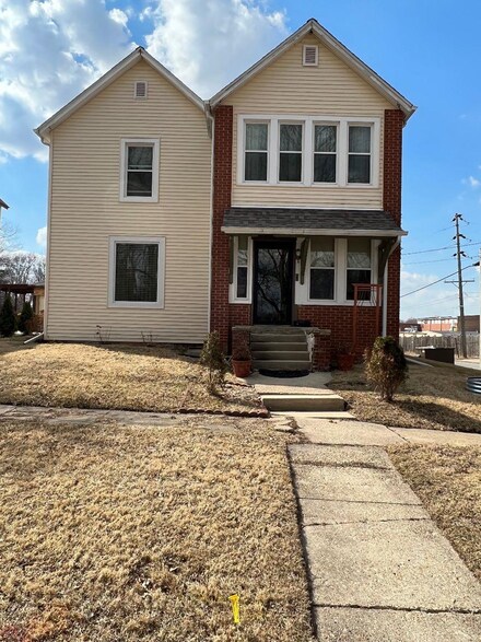 802 S 14th Ave, Freeport, IL 61032