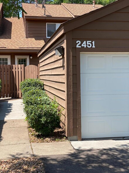 2451 Crestwood Dr, Saint Paul, MN 55109