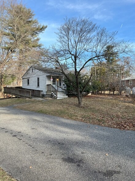 9 Knollwood Cir, Millbury, MA 01527