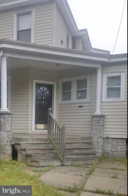 64 8th St, Salem, NJ 08079