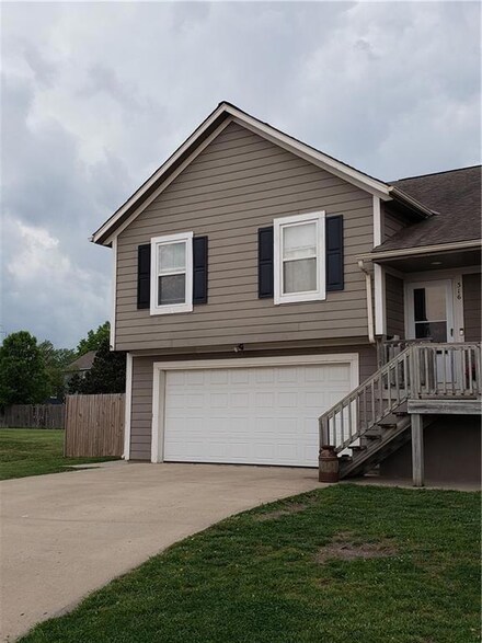 316 Creekside Ct, Gardner, KS 66030