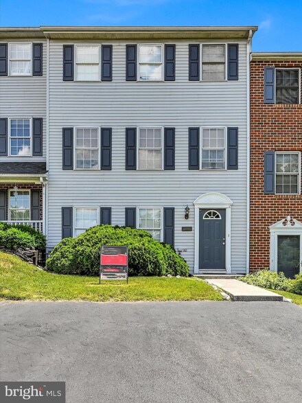 278 Point Cir, York, PA 17406
