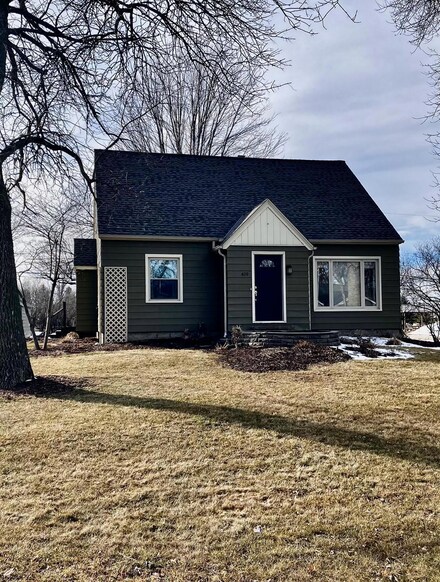 409 3rd St, Prinsburg, MN 56281
