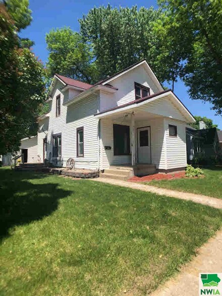 221 S 9th St, Cherokee, IA 51012