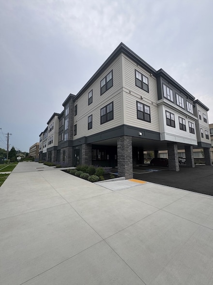 1000 Washington St Unit 317, Dedham, MA 02026