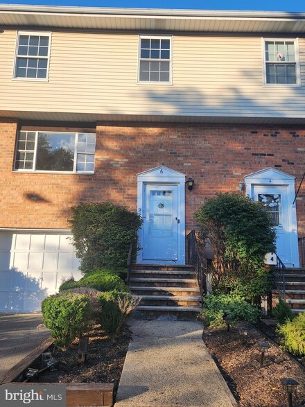 6 Catbird Ct, Lawrence Township, NJ 08648