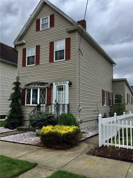 827 6th Ave, Ford City, PA 16226