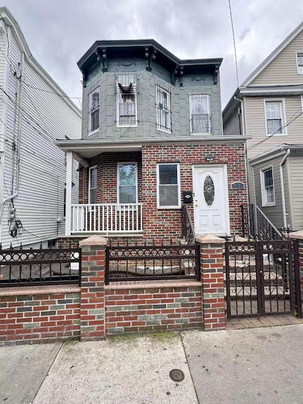 96-16 35th Ave, Flushing, NY 11368