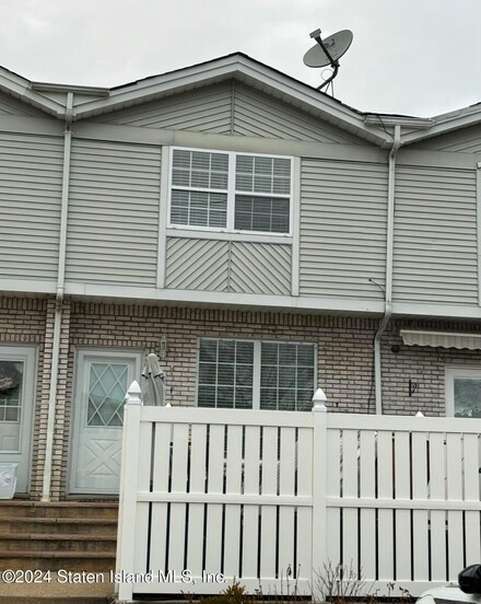 17 Seacrest Ln, Staten Island, NY 10307