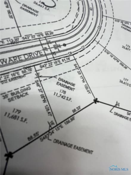 422 Delaware Dr, Perrysburg, OH 43551