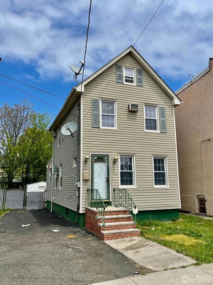20 Lincoln Ave, Carteret, NJ 07008