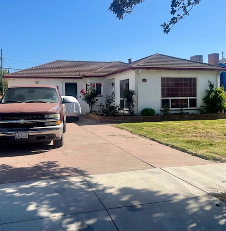 829 4th St, Hollister, CA 95023