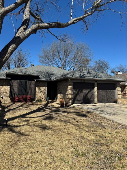 562 Tanglewood Dr, Burleson, TX 76028