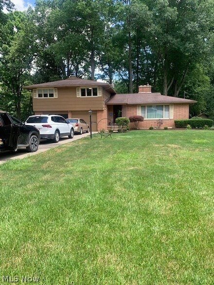 530 Quarry Ln NE, Warren, OH 44483